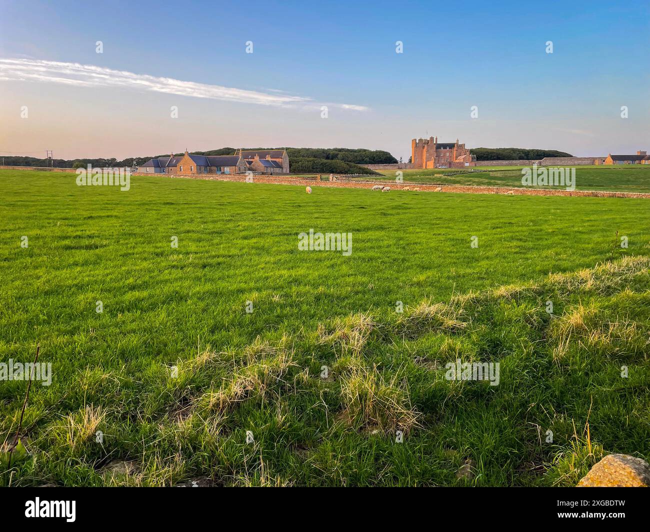 Château de Mey à Caithness, sur la côte nord de l'Écosse, à environ 6 miles à l'ouest de John o' Groats vu ici au loin de la côte Banque D'Images