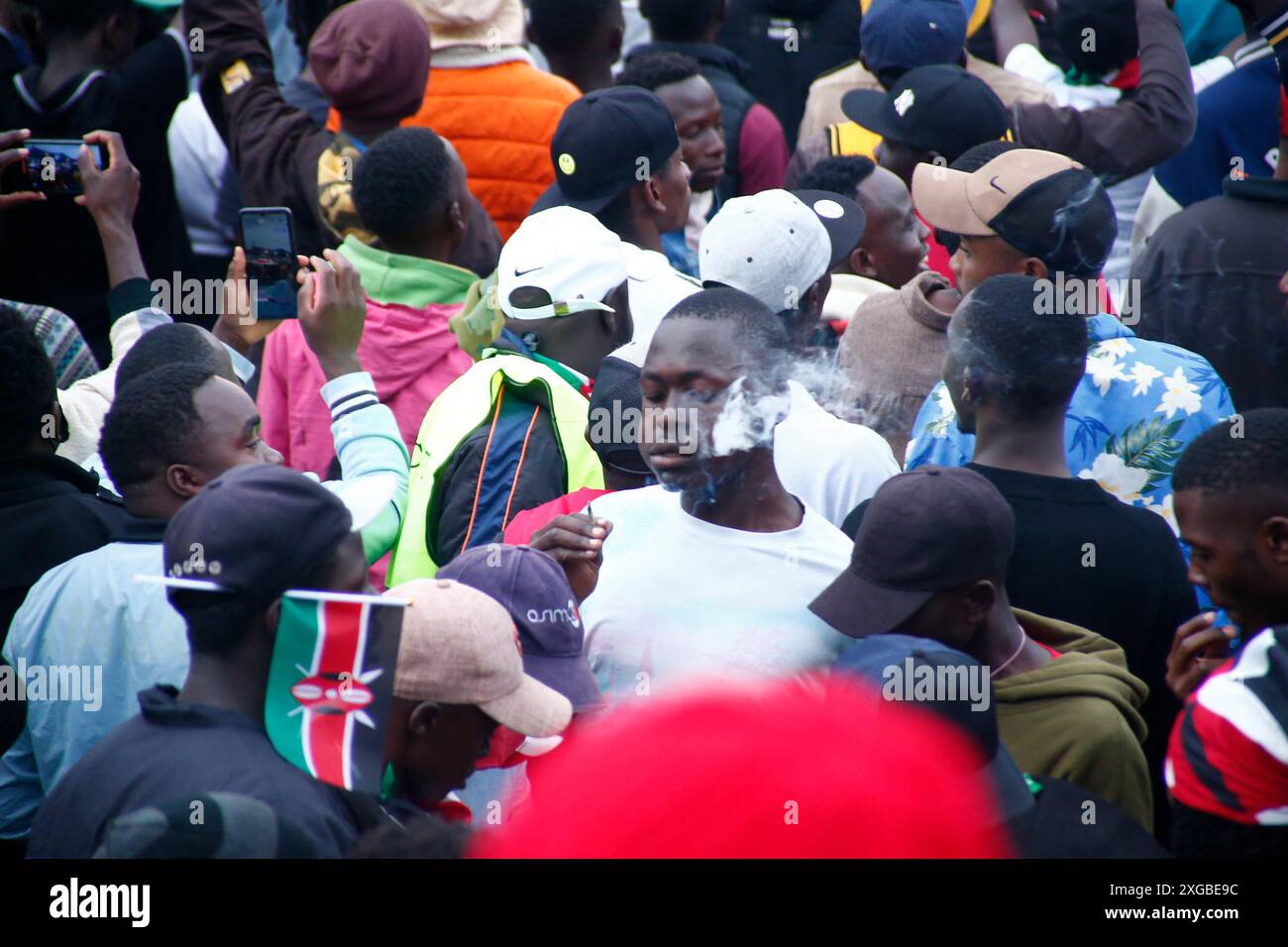 Nairobi, Nairobi, Kenya. 7 juillet 2024. 7 juillet 2024, Un homme fume de l'herbe lors d'un concert de musique à Uhuru Park, Nairobi pour honorer les manifestants qui sont morts lors de la manifestation contre le projet de loi de financement 2024. (Crédit image : © Kanyiri Wahito/ZUMA Press Wire) USAGE ÉDITORIAL SEULEMENT! Non destiné à UN USAGE commercial ! Banque D'Images