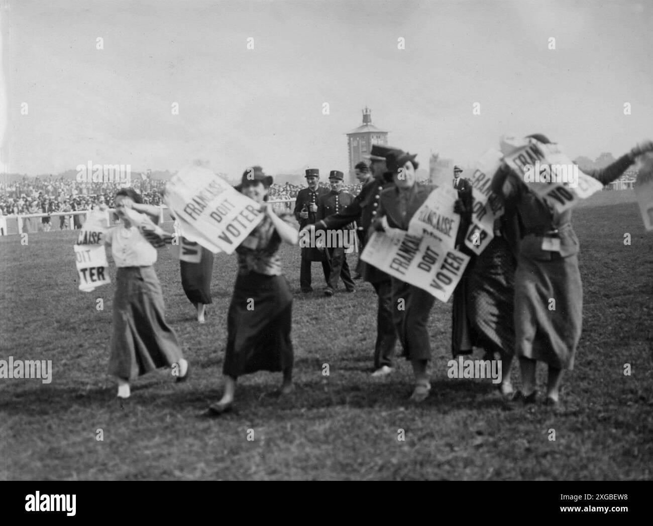 Des suffragettes françaises interrompent une course à l'hippodrome de Longchamp à Paris pour faire campagne pour le droit de vote des femmes. Mai 1936 crédit : Photo12 Banque D'Images