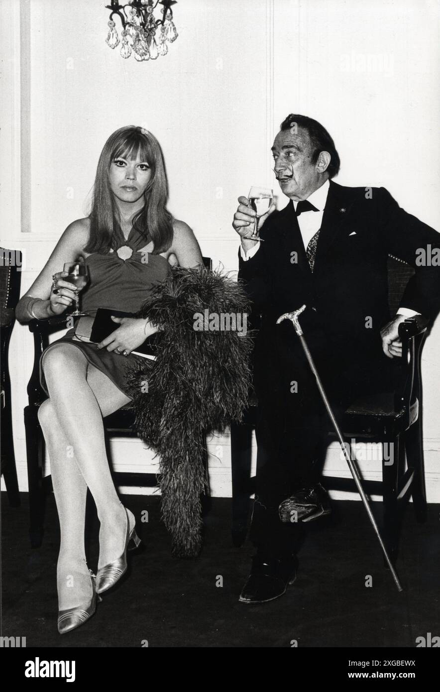 La chanteuse et présentatrice française Amanda Lear et le peintre espagnol Salvador Dali au gala de la nuit des généraux, le 20 avril 1970. Crédit : Photo12 Banque D'Images