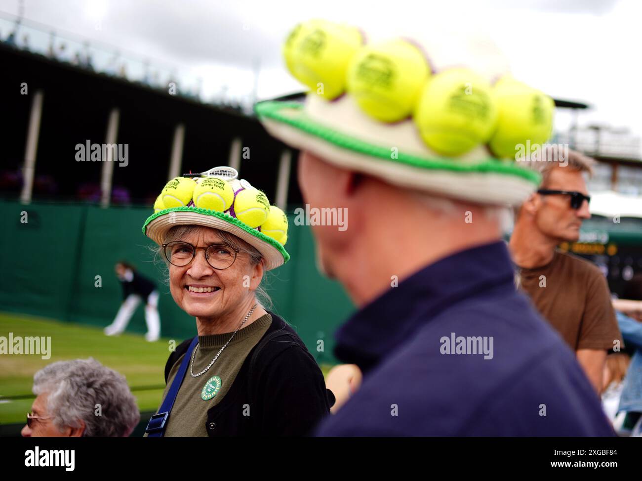 Spectateurs portant des chapeaux sur le thème de la balle de tennis le huitième jour des championnats de Wimbledon 2024 au All England Lawn Tennis and Croquet Club, Londres. Date de la photo : lundi 8 juillet 2024. Banque D'Images