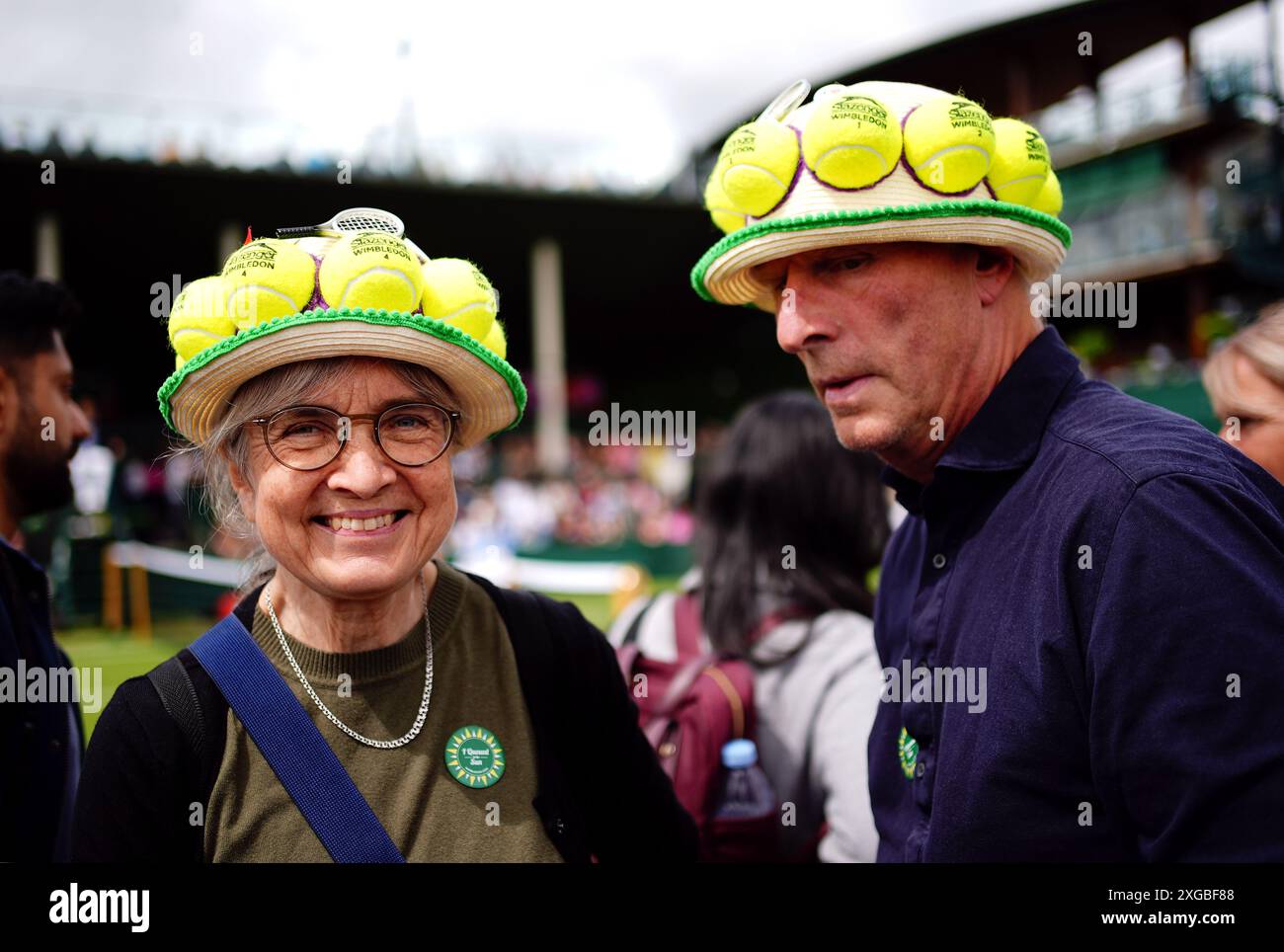 Spectateurs portant des chapeaux sur le thème de la balle de tennis le huitième jour des championnats de Wimbledon 2024 au All England Lawn Tennis and Croquet Club, Londres. Date de la photo : lundi 8 juillet 2024. Banque D'Images