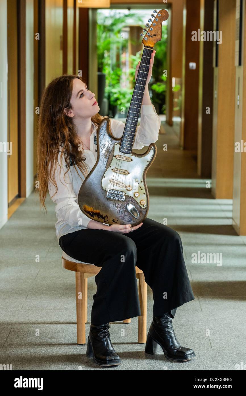 Londres, Royaume-Uni. 8 juillet 2024. Une Fender Stratocaster de 1961, estimation de £700 000 - £1 000 000. - L'objet principal de la collection de Rory Gallagher qui sera vendu aux enchères chez Bonhams le 17 octobre à New Bond Street, Londres. La Collection se compose d'une sélection exceptionnelle de guitares, amplis et accessoires de sa vie et de sa carrière, offerts par la famille Gallagher. Crédit : Guy Bell/Alamy Live News Banque D'Images