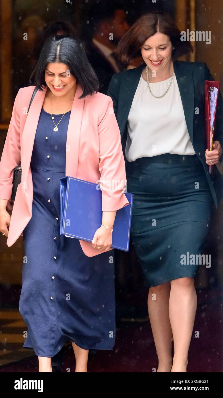 Bridget Phillipson député - Secrétaire d'État à l'éducation (R) - quittant 10 Downing Street avec Shabana Mahmood député (l) - Lord Chancelier et Secrétaire o Banque D'Images