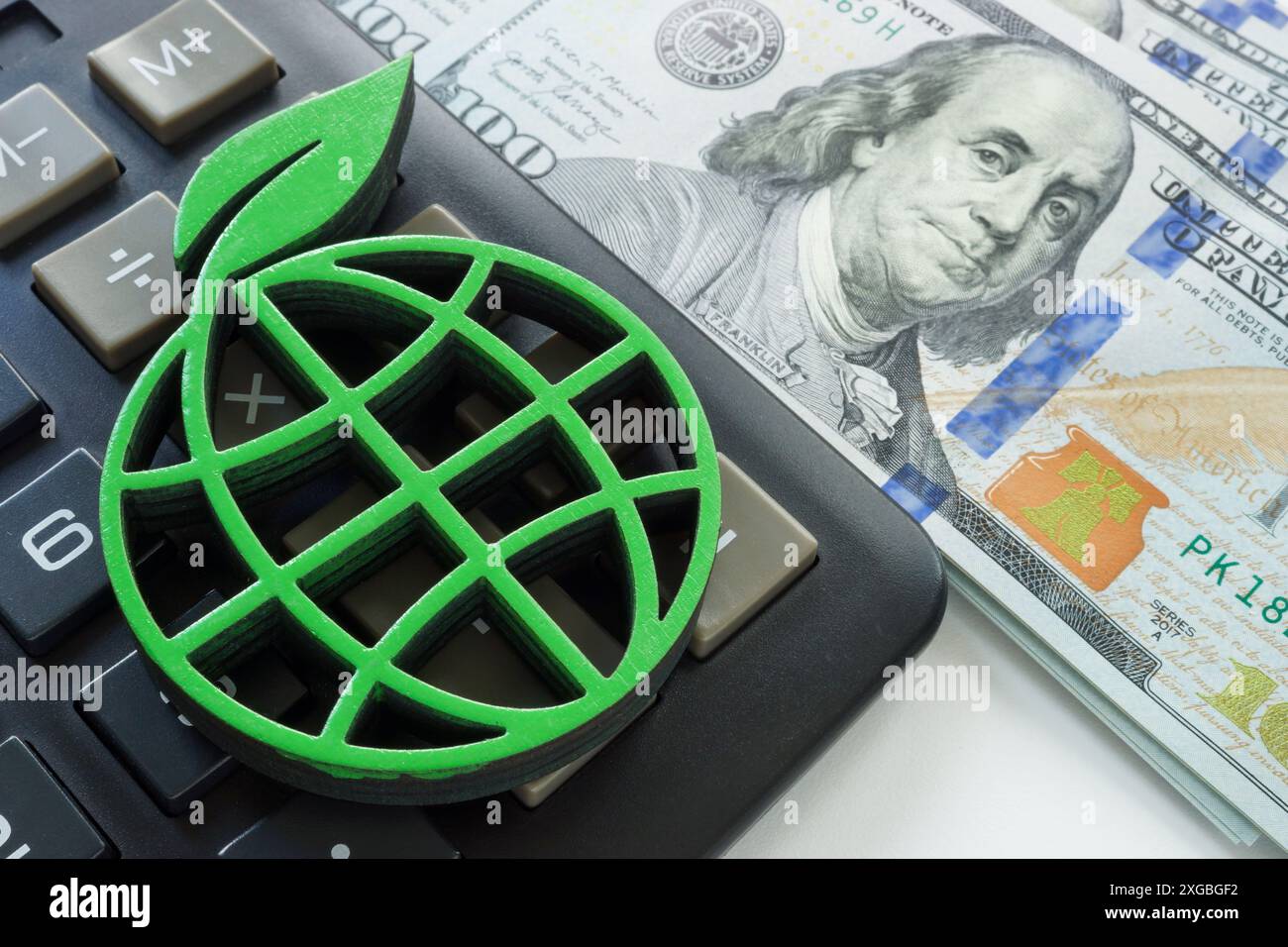 Concept de viabilité financière. Globe vert, calculatrice et argent. Banque D'Images