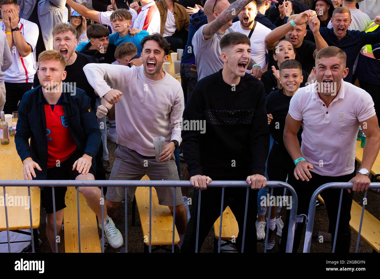 Ville de Brighton & Hove, East Sussex, Royaume-Uni. Les fans de football anglais se réunissent à l'événement Big Screen fan zone, 4theFans event, Central Park, Brighton pour le match Angleterre - Suisse Euro 24 célébrant un but égalisateur. 6 juillet 2024 . David Smith/Alamy Banque D'Images