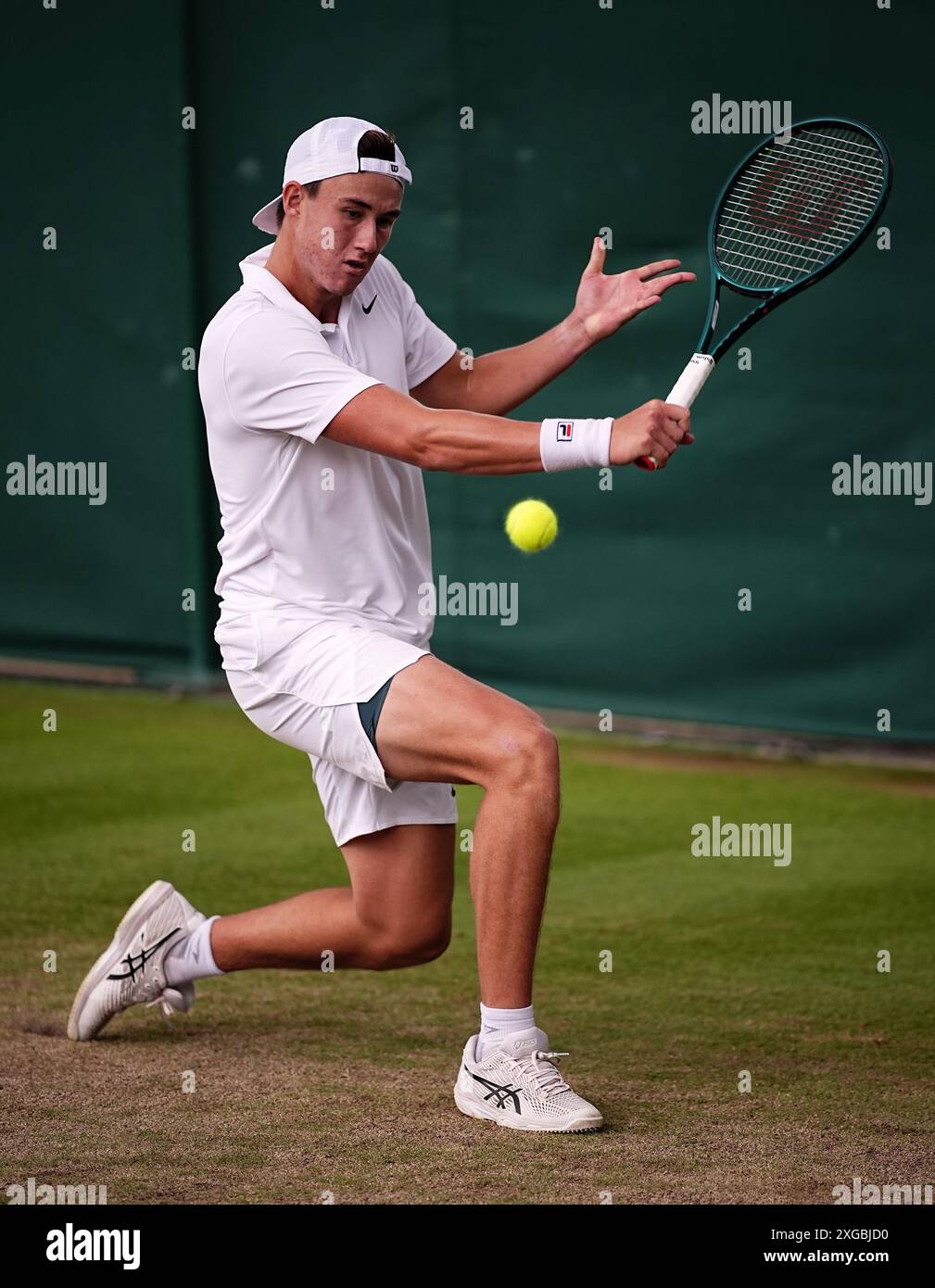Oliver Bonding en action le huitième jour des Championnats de Wimbledon 2024 au All England Lawn Tennis and Croquet Club, Londres. Date de la photo : lundi 8 juillet 2024. Banque D'Images