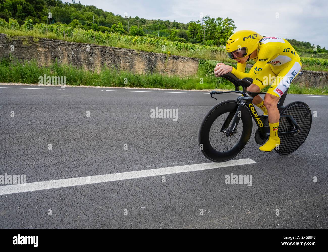 Yellow JerseyTadej Pogačar, Émirats arabes Unis défendant son avance dans le contre-montre de l'étape 7 du Tour de France 2024 de nuits-Saint-Georges à Gevrey-Chambertin Banque D'Images