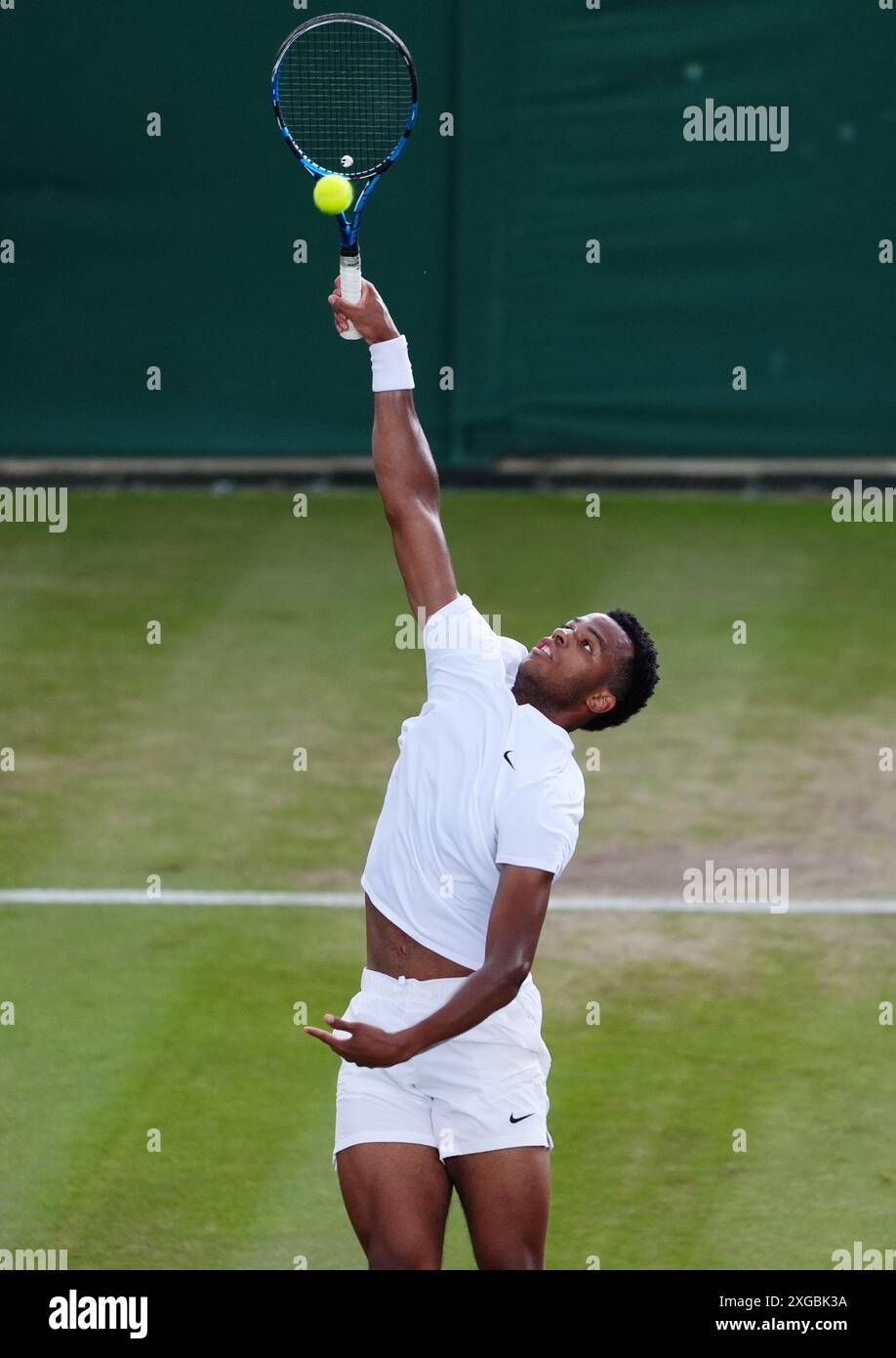 Giovanni Mpetshi Perricard en action contre Lorenzo Musetti (non photographié) au huitième jour des Championnats de Wimbledon 2024 au All England Lawn Tennis and Croquet Club, Londres. Date de la photo : lundi 8 juillet 2024. Banque D'Images