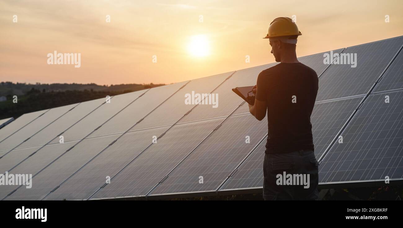 Ingénieur travaillant à l'usine de panneaux solaires en plein air - photovoltaïque, énergie verte renouvelable et concept environnemental - Focus sur la tête Banque D'Images