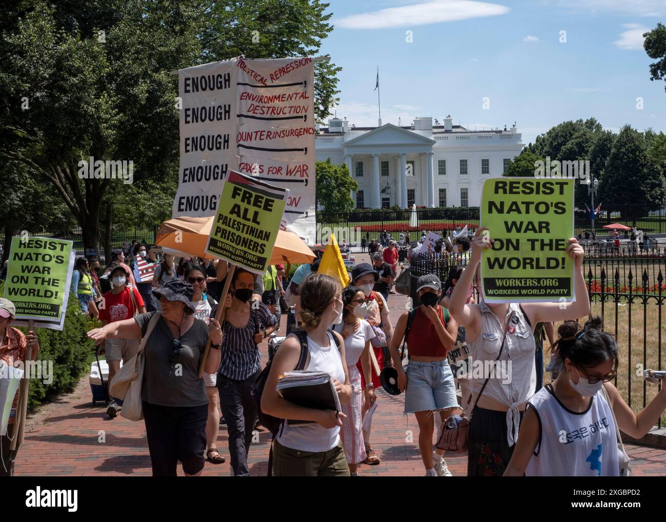 Washington, États-Unis. 07 juillet 2024. Les manifestants défilent devant la Maison Blanche lors d’une manifestation anti-OTAN à Washington DC le 7 juillet 2024, en prévision du sommet de l’OTAN qui se tiendra du 9 au 11 juillet. Le Sommet aura lieu dans la capitale du pays à Washington, DC et il devrait rassembler 13 000 participants de 68 pays à Washington (photo de Probal Rashid/Sipa USA) crédit : Sipa USA/Alamy Live News Banque D'Images