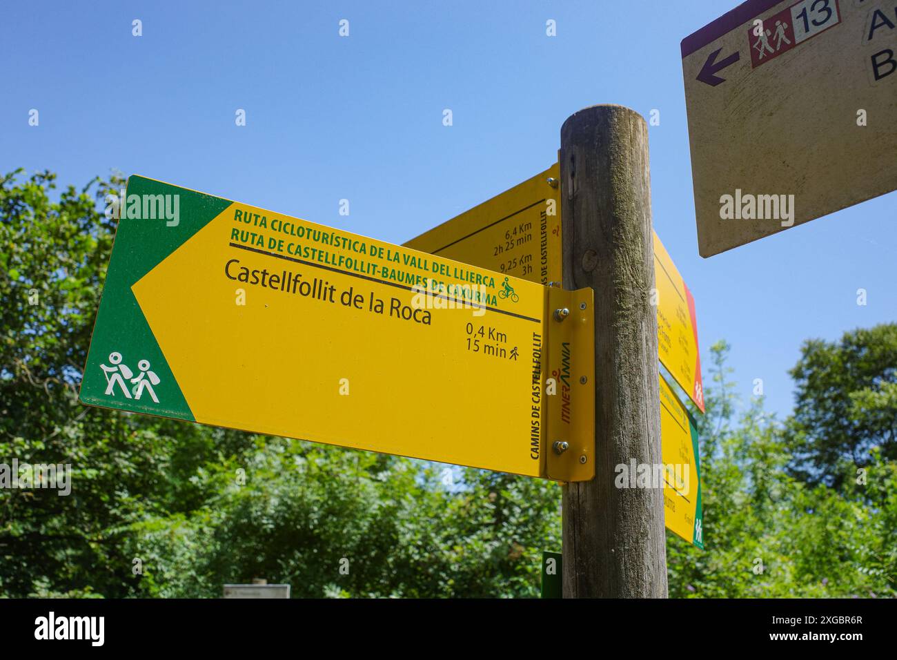 Gérone, Espagne - 7 juillet 2024 : panneau de signalisation guidant les randonneurs et les cyclistes sur un sentier vers Castellfollit de la Roca, Catalogne Banque D'Images