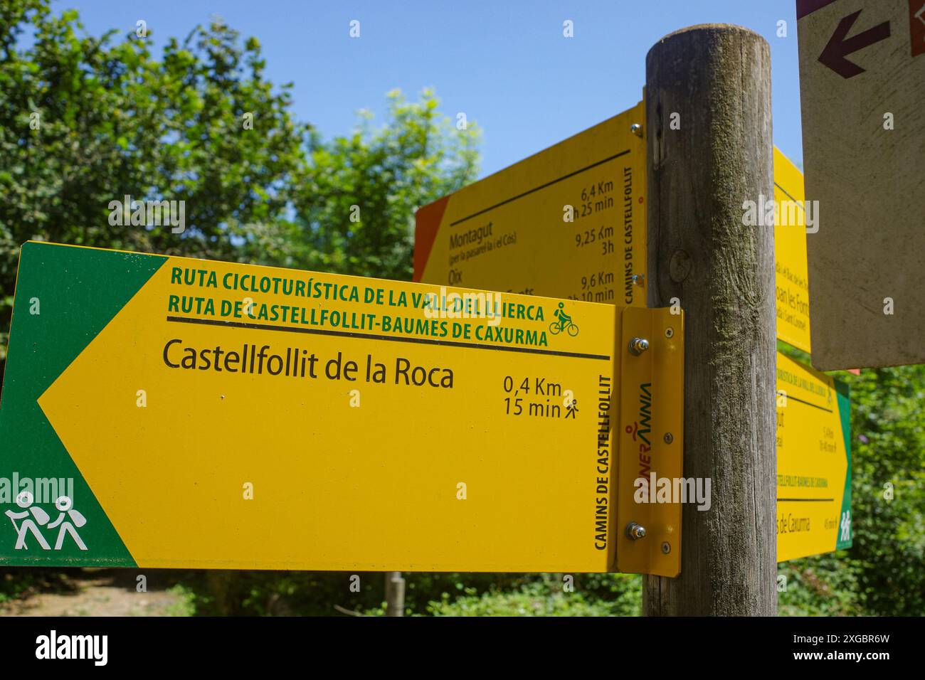 Gérone, Espagne - 7 juillet 2024 : panneau de signalisation guidant les randonneurs et les cyclistes sur un sentier vers Castellfollit de la Roca, Catalogne Banque D'Images