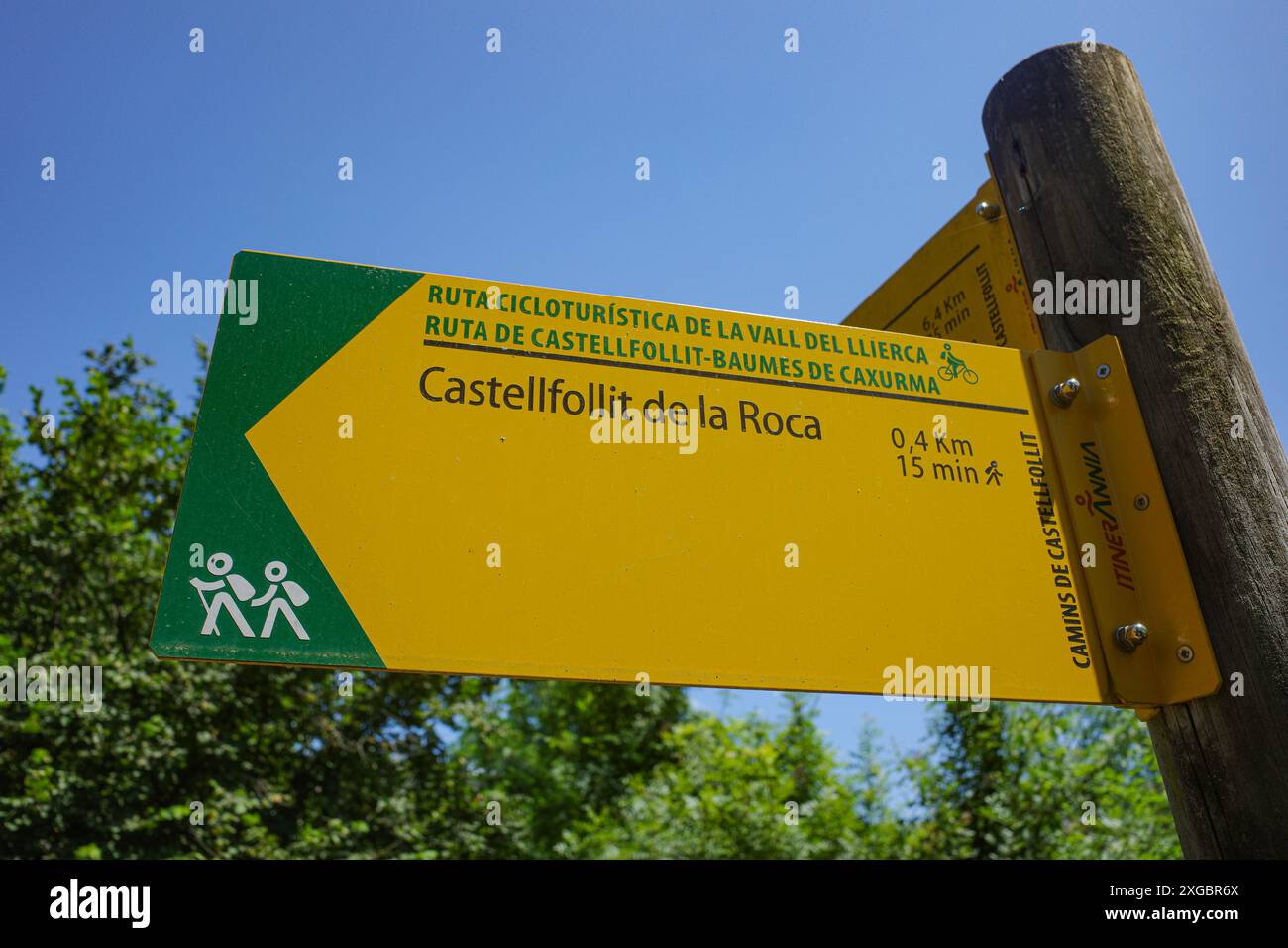 Gérone, Espagne - 7 juillet 2024 : panneau de signalisation guidant les randonneurs et les cyclistes sur un sentier vers Castellfollit de la Roca, Catalogne Banque D'Images