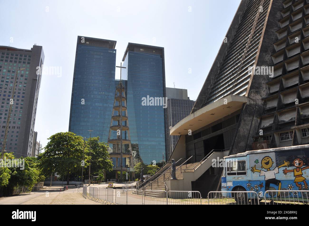 Vue de la cathédrale métropolitaine de São Sebastião et du bâtiment Ventura, Rio de Janeiro, Brésil Banque D'Images