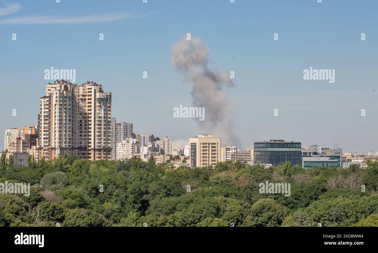 Kiev, Ukraine le 8 juillet 2024 : une épaisse fumée provenant des incendies s'élève au-dessus du centre-ville après une attaque de missiles russes. Guerre en Ukraine. Crédit : Panama/Alamy Live News Banque D'Images