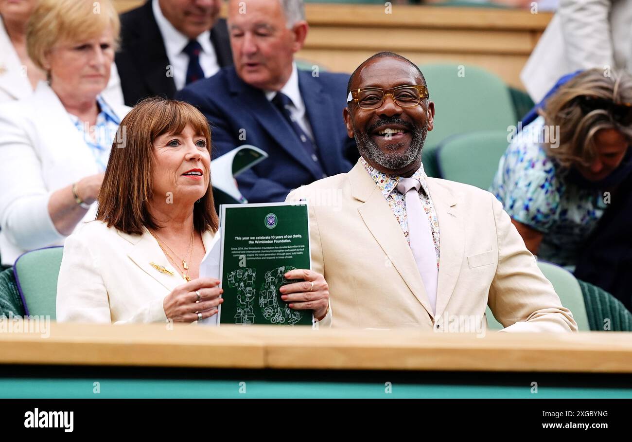 Sir Lenny Henry et Lisa Makin dans la loge royale le huitième jour des Championnats de Wimbledon 2024 au All England Lawn Tennis and Croquet Club, Londres. Date de la photo : lundi 8 juillet 2024. Banque D'Images