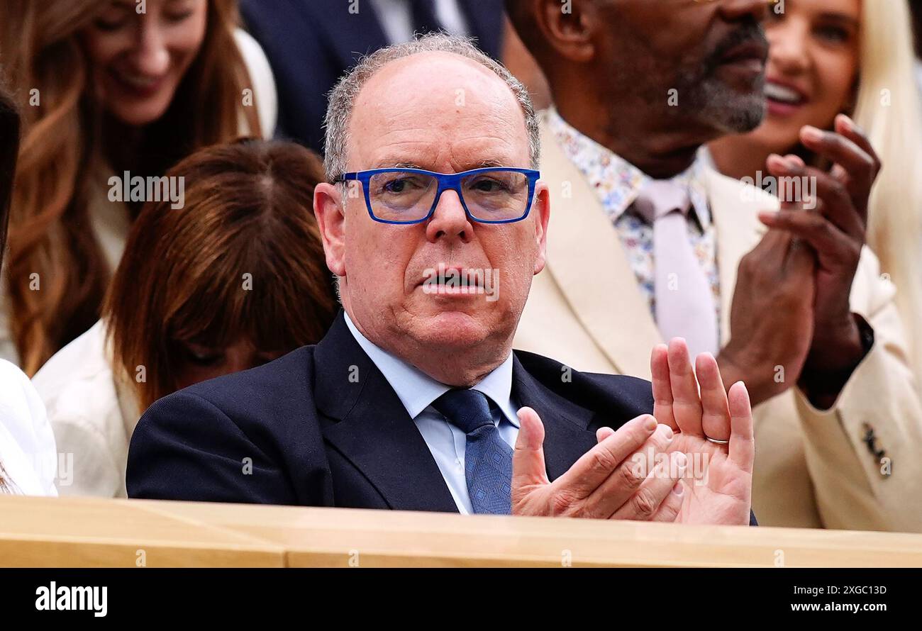 Le Prince Albert II de Monaco dans la loge royale le huitième jour des Championnats de Wimbledon 2024 au All England Lawn Tennis and Croquet Club, Londres. Date de la photo : lundi 8 juillet 2024. Banque D'Images