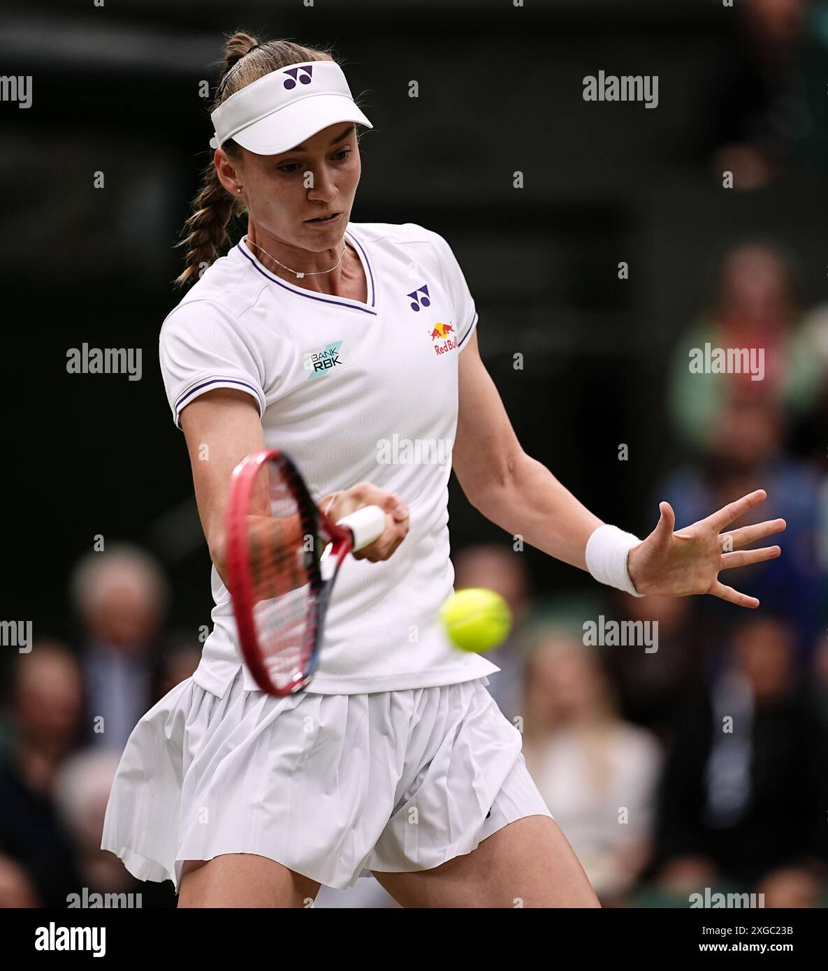 Elena Rybakina en action contre Anna Kalinskaya au huitième jour des Championnats de Wimbledon 2024 au All England Lawn Tennis and Croquet Club, Londres. Date de la photo : lundi 8 juillet 2024. Banque D'Images