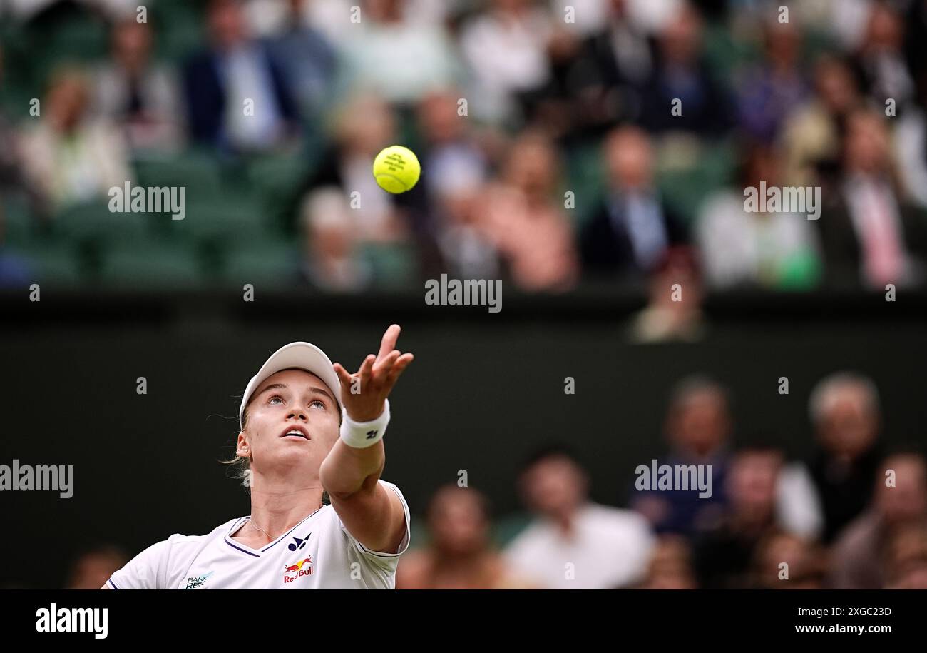 Elena Rybakina en action contre Anna Kalinskaya au huitième jour des Championnats de Wimbledon 2024 au All England Lawn Tennis and Croquet Club, Londres. Date de la photo : lundi 8 juillet 2024. Banque D'Images