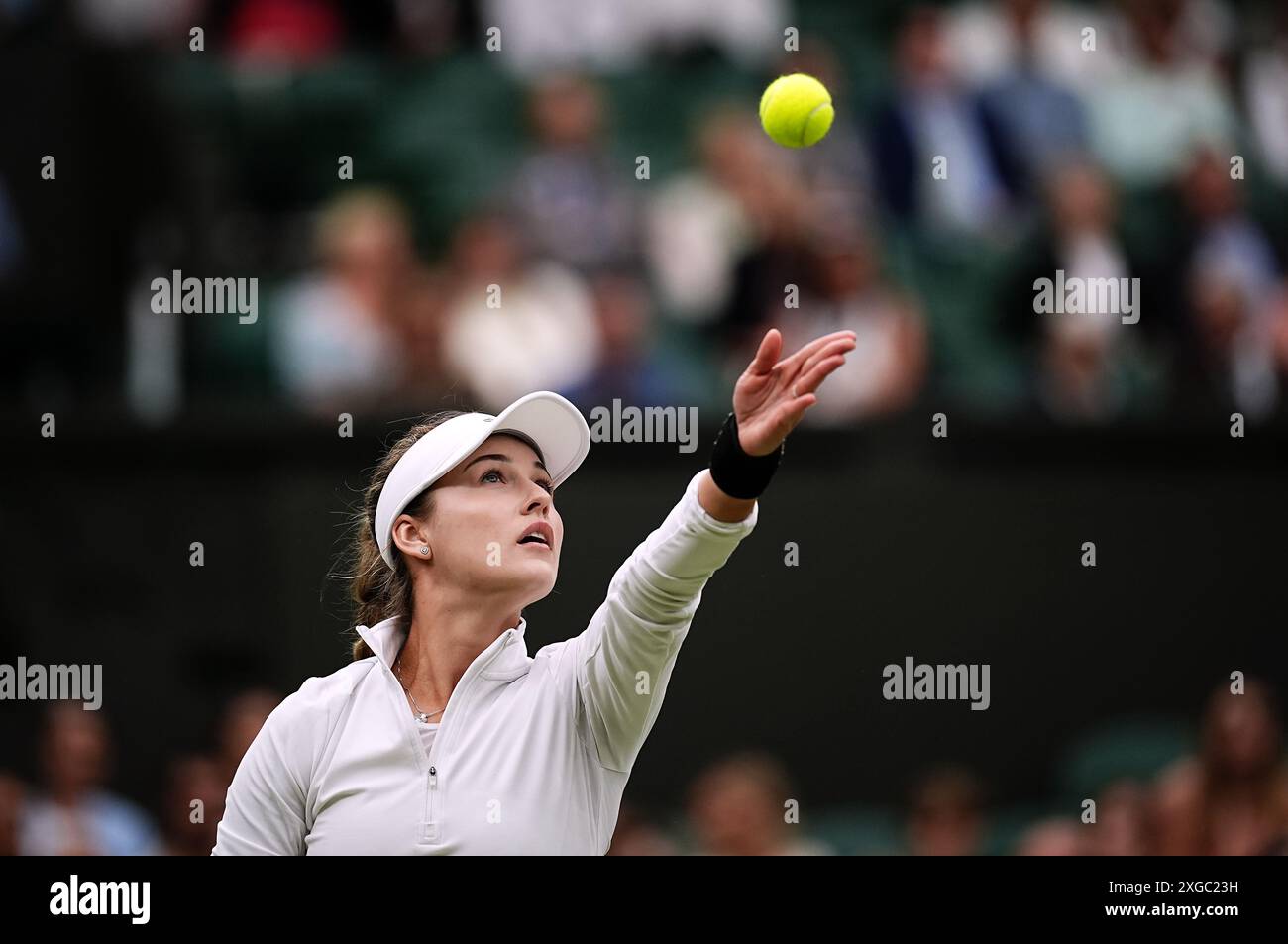 Anna Kalinskaya en action contre Elena Rybakina le huitième jour des Championnats de Wimbledon 2024 au All England Lawn Tennis and Croquet Club, Londres. Date de la photo : lundi 8 juillet 2024. Banque D'Images