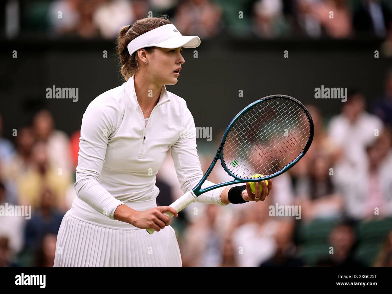 Anna Kalinskaya en action contre Elena Rybakina le huitième jour des Championnats de Wimbledon 2024 au All England Lawn Tennis and Croquet Club, Londres. Date de la photo : lundi 8 juillet 2024. Banque D'Images