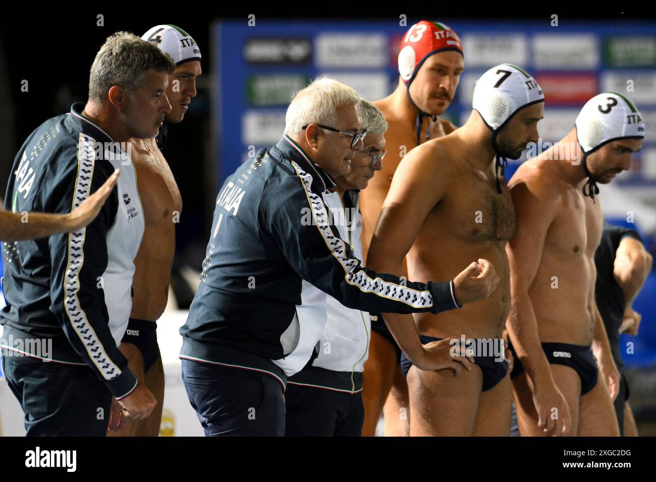 Alessandro Campagna, entraîneur-chef de l’Italie, s’entretient avec les joueurs lors du match de water-polo masculin de la Sardinia Cup entre l’Italie (casquettes blanches) et la Grèce (casquettes bleues) à piscina comunale à Alghero (Italie), le 4 juillet 2024. Banque D'Images