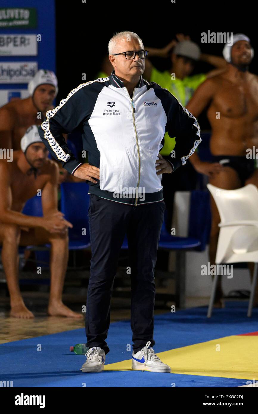 Alessandro Campagna, entraîneur-chef de l'Italie, regarde pendant le match de water-polo masculin de la Sardinia Cup entre l'Italie (casquettes blanches) et la Grèce (casquettes bleues) à piscina comunale à Alghero (Italie), le 4 juillet 2024. Banque D'Images