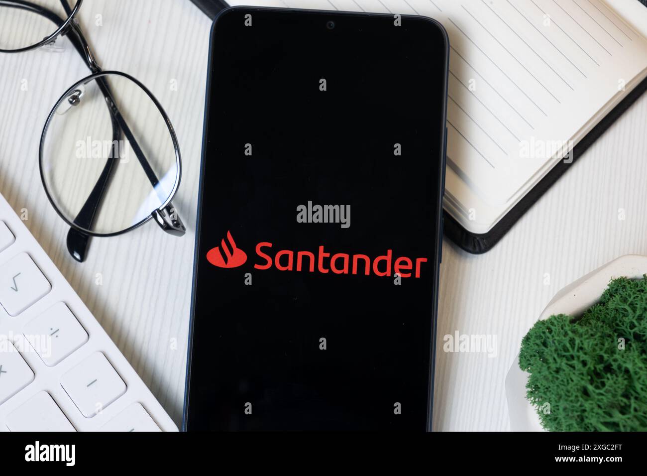 New York, États-Unis - 11 juin 2024 : logo Santander sur l'écran du téléphone, icône de la société. Banque D'Images New York, États-Unis - 11 juin 2024 : logo Santander sur l'écran du téléphone, icône de la société. Banque D'Images
