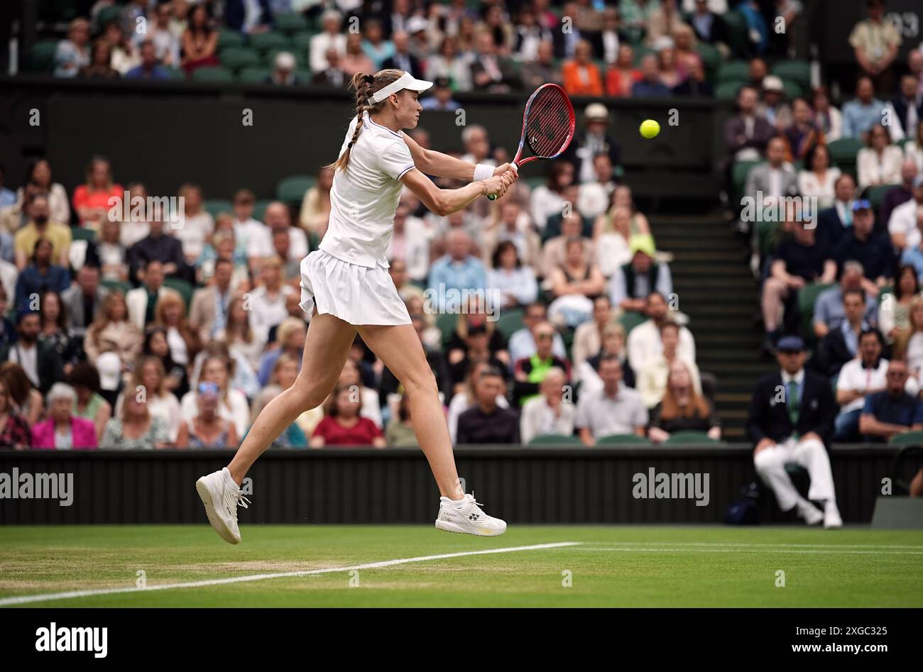 Elena Rybakina en action contre Anna Kalinskaya au huitième jour des Championnats de Wimbledon 2024 au All England Lawn Tennis and Croquet Club, Londres. Date de la photo : lundi 8 juillet 2024. Banque D'Images