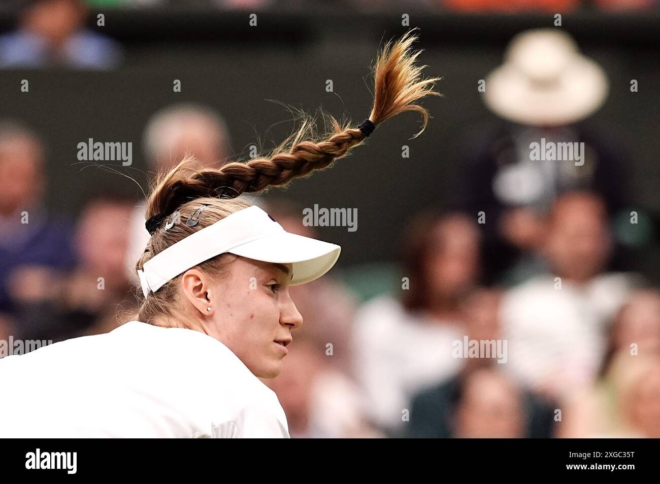 Elena Rybakina en action contre Anna Kalinskaya au huitième jour des Championnats de Wimbledon 2024 au All England Lawn Tennis and Croquet Club, Londres. Date de la photo : lundi 8 juillet 2024. Banque D'Images