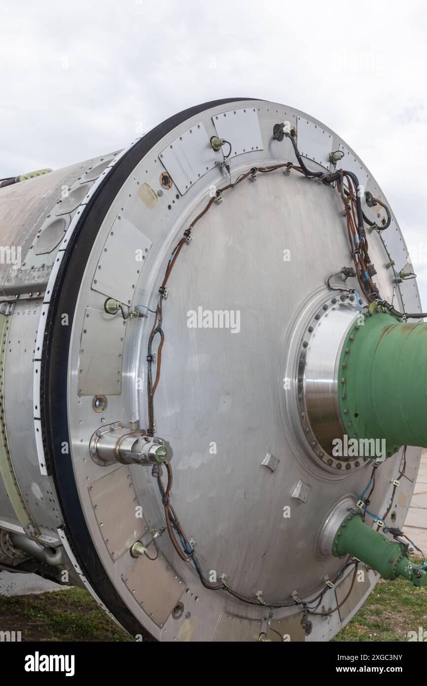 Un fragment de missile balistique intercontinental Satan est vu dans le musée des forces de missiles stratégiques après la dissolution de l'Union soviétique, l'Ukraine détenait environ un tiers de l'arsenal nucléaire soviétique, le troisième plus grand dans le monde à l'époque, ainsi que des moyens significatifs de sa conception et de sa production. En 1994, l'Ukraine a accepté de détruire ces armes et d'adhérer au Traité sur la non-prolifération des armes nucléaires (TNP). L'un des anciens postes de commandement unifié a été converti en Musée des forces de missiles stratégiques et fait maintenant partie du Musée national d'histoire militaire de Kiev. Le musée Banque D'Images
