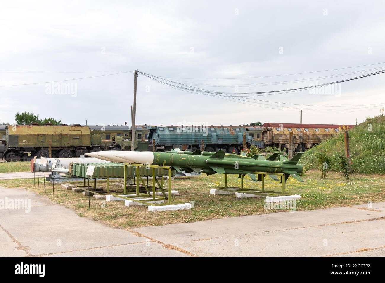 Un missile guidé anti-aérien 3M9 est vu dans le musée des forces de missiles stratégiques après la dissolution de l'Union soviétique, l'Ukraine détenait environ un tiers de l'arsenal nucléaire soviétique, le troisième plus grand au monde à l'époque, ainsi que des moyens importants de sa conception et de sa production. En 1994, l'Ukraine a accepté de détruire ces armes et d'adhérer au Traité sur la non-prolifération des armes nucléaires (TNP). L'un des anciens postes de commandement unifié a été converti en Musée des forces de missiles stratégiques et fait maintenant partie du Musée national d'histoire militaire de Kiev. Le musée représente un lancement Banque D'Images