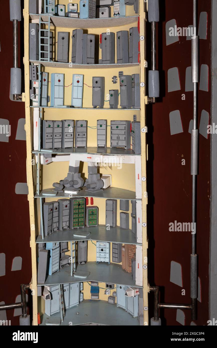 Une maquette d'un silo avec de l'équipement et un centre de commandement pour l'entretien et le lancement de missiles stratégiques est vue au Musée des forces de missiles stratégiques après la dissolution de l'Union soviétique, l'Ukraine détenait environ un tiers de l'arsenal nucléaire soviétique, le troisième plus grand au monde à l'époque, ainsi que des moyens importants de sa conception et de sa production. En 1994, l'Ukraine a accepté de détruire ces armes et d'adhérer au Traité sur la non-prolifération des armes nucléaires (TNP). L'un des anciens postes de commandement unifié a été converti en Musée des forces de missiles stratégiques et fait maintenant partie du NAT Banque D'Images