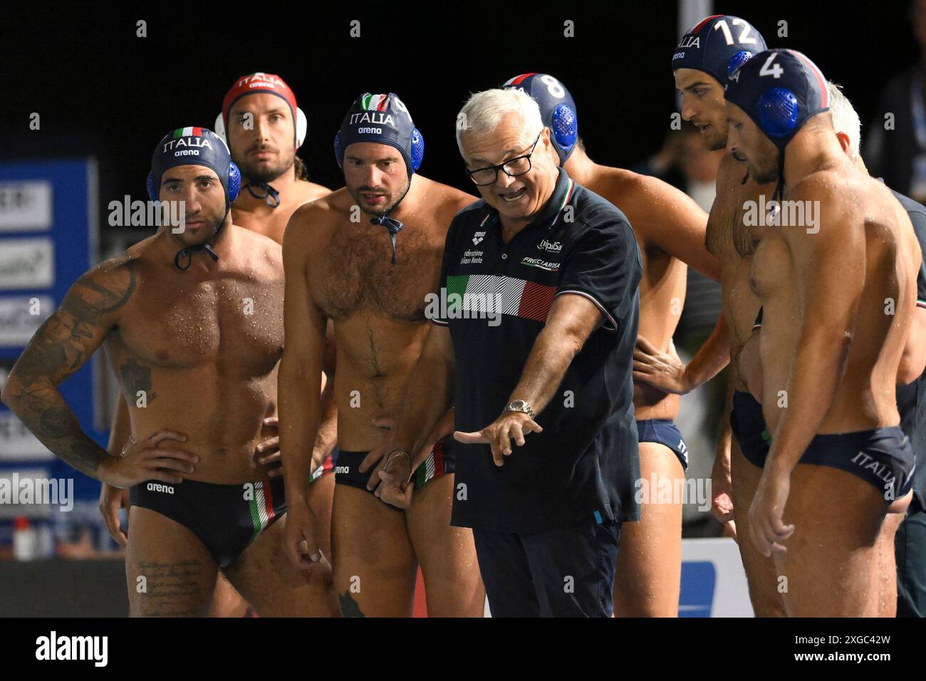 Alessandro Campagna, entraîneur-chef de l’Italie, s’entretient avec les joueurs lors du match de water-polo masculin de la Sardinia Cup entre l’Espagne (casquettes blanches) et l’Italie (casquettes bleues) de l’AT piscina comunale à Alghero (Italie), le 5 juillet 2024. Banque D'Images