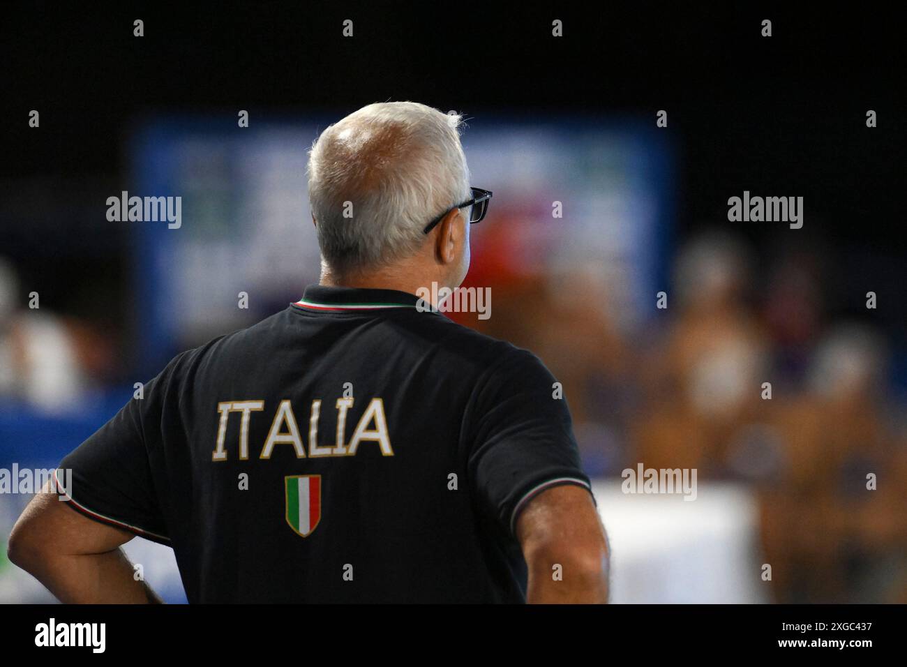 Alessandro Campagna, entraîneur-chef de l'Italie, lors du match de water-polo masculin de la Sardinia Cup opposant l'Espagne (casquettes blanches) et l'Italie (casquettes bleues) à l'AT piscina comunale à Alghero (Italie), le 5 juillet 2024. Banque D'Images