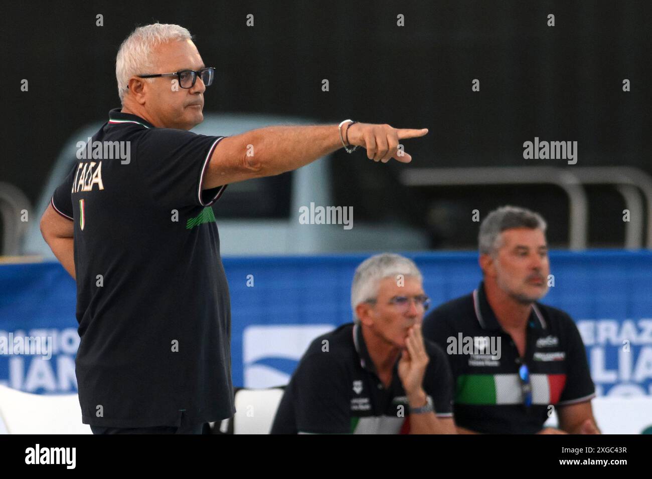 Alessandro Campagna, entraîneur-chef de l'Italie, gestes lors du match de water-polo masculin de la Sardinia Cup opposant l'Espagne (casquettes blanches) et l'Italie (casquettes bleues) de l'AT piscina comunale à Alghero (Italie), le 5 juillet 2024. Banque D'Images