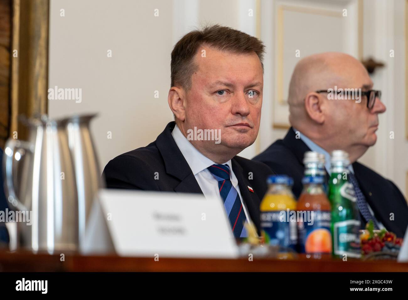 Mariusz B?aszczak membre du Sejm de la République de Pologne écoute le discours d'Andrzej Duda devant le Conseil national de sécurité. La réunion du Conseil national de sécurité convoquée par le Président Andrzej Duda a commencé lundi matin. Elle a lieu avant le départ de la délégation polonaise à Washington, DC, pour le sommet de l'OTAN. À la réunion ont participé, entre autres, le premier ministre Donald Tusk, le vice-premier ministre et ministre de la Défense nationale Wladyslaw Kosiniak-Kamysz, le ministre des Affaires étrangères Radoslaw Sikorski, chef de l'état-major général Wieslaw Kukula, adjoint Banque D'Images