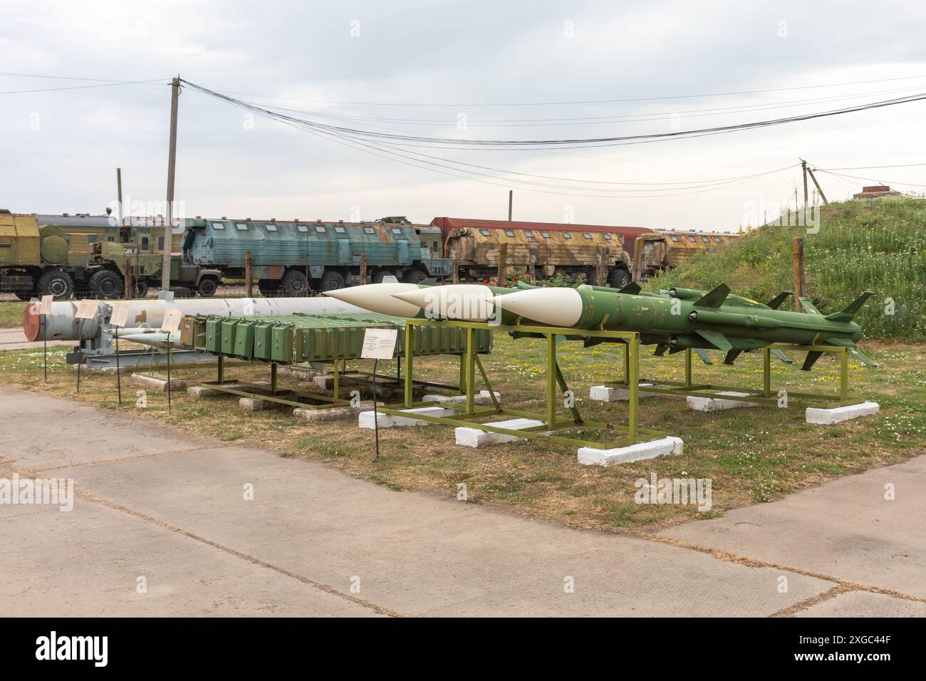 Un missile guidé anti-aérien 3M9 est vu dans le musée des forces de missiles stratégiques après la dissolution de l'Union soviétique, l'Ukraine détenait environ un tiers de l'arsenal nucléaire soviétique, le troisième plus grand au monde à l'époque, ainsi que des moyens importants de sa conception et de sa production. En 1994, l'Ukraine a accepté de détruire ces armes et d'adhérer au Traité sur la non-prolifération des armes nucléaires (TNP). L'un des anciens postes de commandement unifié a été converti en Musée des forces de missiles stratégiques et fait maintenant partie du Musée national d'histoire militaire de Kiev. Le musée représente un lancement Banque D'Images