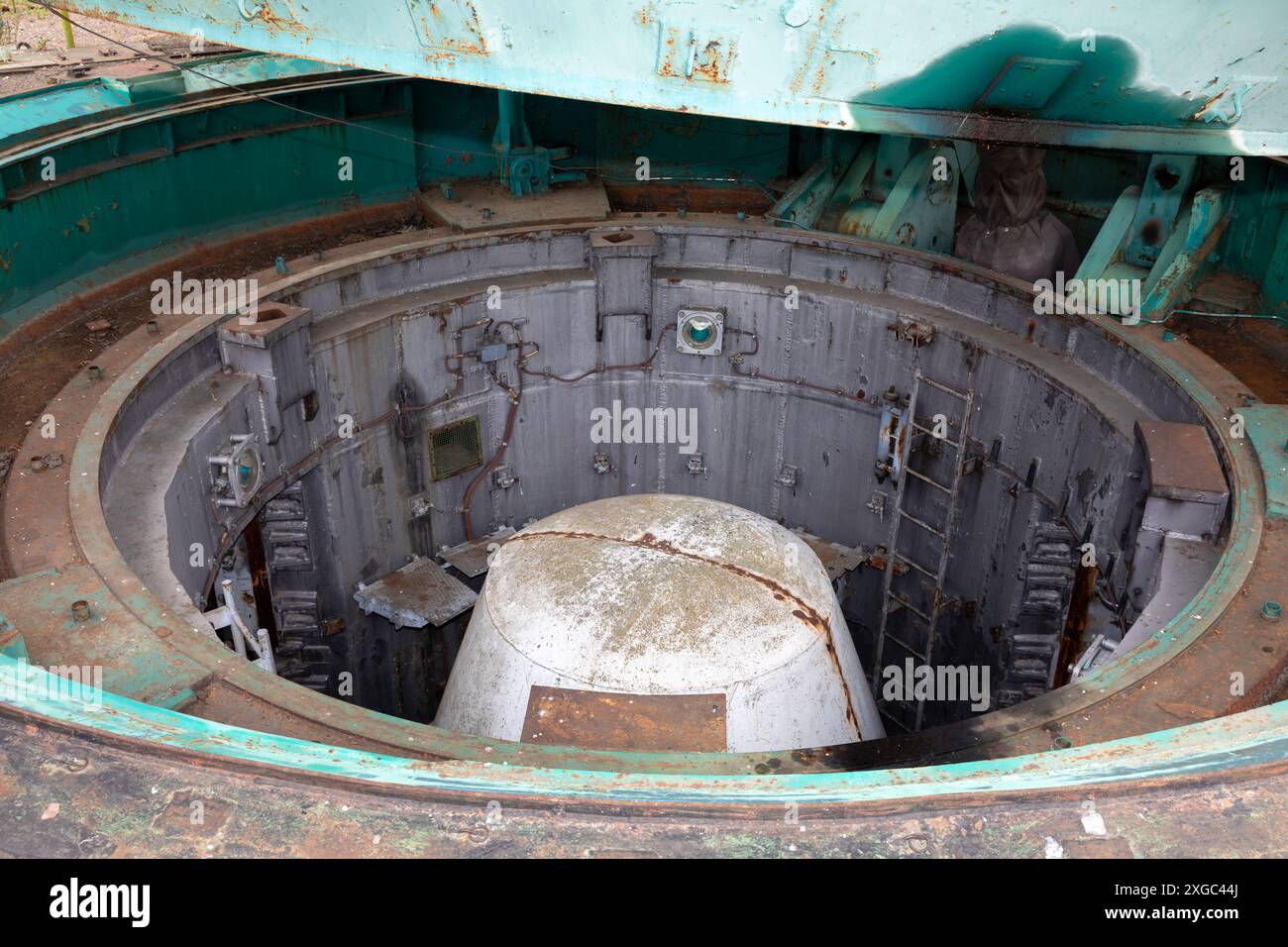 Silo de missiles RT-23/SS-24 avec missile balistique intercontinental avec ogive nucléaire situé dans le Musée des forces de missiles stratégiques. Après la dissolution de l'Union soviétique, l'Ukraine détenait environ un tiers de l'arsenal nucléaire soviétique, le troisième plus grand au monde à l'époque, ainsi que des moyens importants pour sa conception et sa production. En 1994, l'Ukraine a accepté de détruire ces armes et d'adhérer au Traité sur la non-prolifération des armes nucléaires (TNP). L'un des anciens postes de commandement unifié a été converti en Musée des forces de missiles stratégiques et fait maintenant partie du H militaire national Banque D'Images