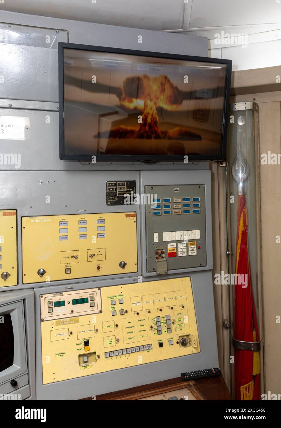 Un centre de commandement souterrain pour le lancement de missiles balistiques intercontinentaux est vu dans le musée des forces de missiles stratégiques après la dissolution de l'Union soviétique, l'Ukraine détenait environ un tiers de l'arsenal nucléaire soviétique, le troisième plus grand au monde à l'époque, ainsi que des moyens significatifs de sa conception et de sa production. En 1994, l'Ukraine a accepté de détruire ces armes et d'adhérer au Traité sur la non-prolifération des armes nucléaires (TNP). L'un des anciens postes de commandement unifié a été converti en Musée des forces de missiles stratégiques et fait maintenant partie du Musée national d'histoire militaire Banque D'Images
