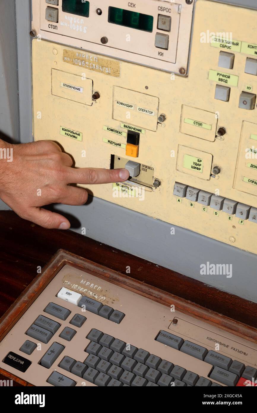 Le doigt sur le bouton de lancement d'un missile balistique intercontinental est vu dans le musée des Forces de missiles stratégiques après la dissolution de l'Union soviétique, l'Ukraine détenait environ un tiers de l'arsenal nucléaire soviétique, le troisième plus grand dans le monde à l'époque, ainsi que des moyens significatifs de sa conception et de sa production. En 1994, l'Ukraine a accepté de détruire ces armes et d'adhérer au Traité sur la non-prolifération des armes nucléaires (TNP). L'un des anciens postes de commandement unifié a été converti en Musée des forces de missiles stratégiques et fait maintenant partie du Musée national d'histoire militaire Banque D'Images