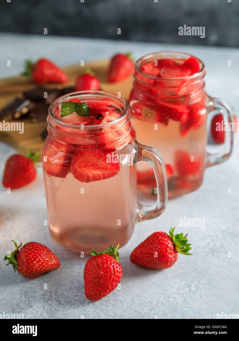 Boisson rafraîchissante à la fraise avec des baies. Boisson aux fruits et concept sain Banque D'Images
