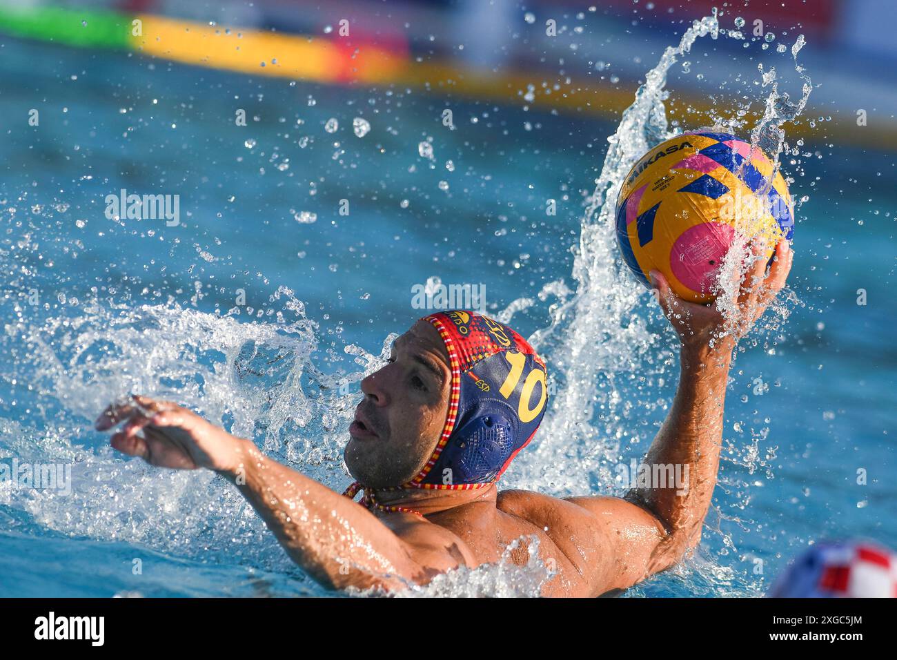 L'Espagnol Felipe Perrone Rocha en action lors du match de water-polo masculin de la Coupe Sardinia opposant la Croatie (casquettes blanches) et l'Espagne (casquettes bleues) à piscina comunale à Alghero (Italie), le 6 juillet 2024. L'Espagne a gagné 12-11 sur la Croatie. Banque D'Images