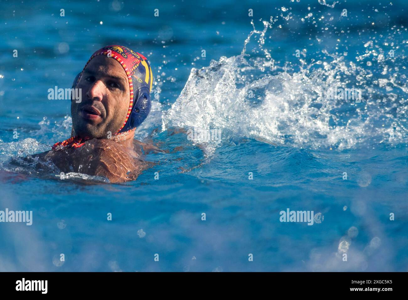 Felipe Perrone Rocha, Espagnol, lors du match de water-polo masculin de la Sardinia Cup opposant la Croatie (casquettes blanches) et l'Espagne (casquettes bleues) à piscina comunale à Alghero (Italie), le 6 juillet 2024. L'Espagne a gagné 12-11 sur la Croatie. Banque D'Images