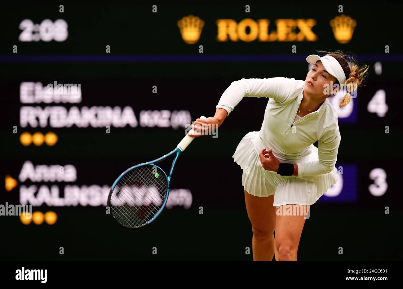 Anna Kalinskaya en action contre Elena Rybakina le huitième jour des Championnats de Wimbledon 2024 au All England Lawn Tennis and Croquet Club, Londres. Date de la photo : lundi 8 juillet 2024. Banque D'Images