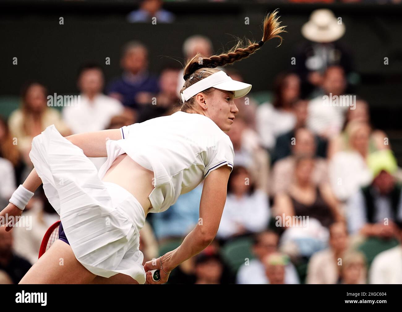 Elena Rybakina en action contre Anna Kalinskaya au huitième jour des Championnats de Wimbledon 2024 au All England Lawn Tennis and Croquet Club, Londres. Date de la photo : lundi 8 juillet 2024. Banque D'Images