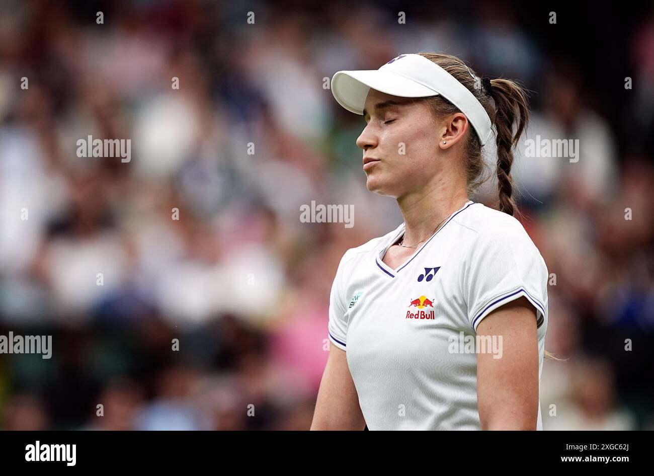 Elena Rybakina réagit lors de son match contre Anna Kalinskaya le huitième jour des Championnats de Wimbledon 2024 au All England Lawn Tennis and Croquet Club, Londres. Date de la photo : lundi 8 juillet 2024. Banque D'Images