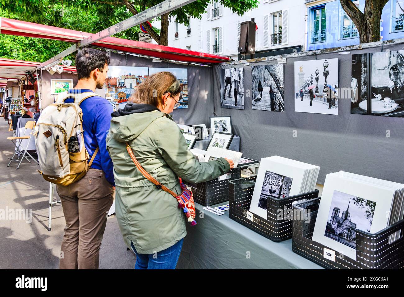 Artiste et oeuvres au marché de l'art du dimanche de Montparnasse - Boulevard Edgard Quinet, Paris 75014, France. Banque D'Images