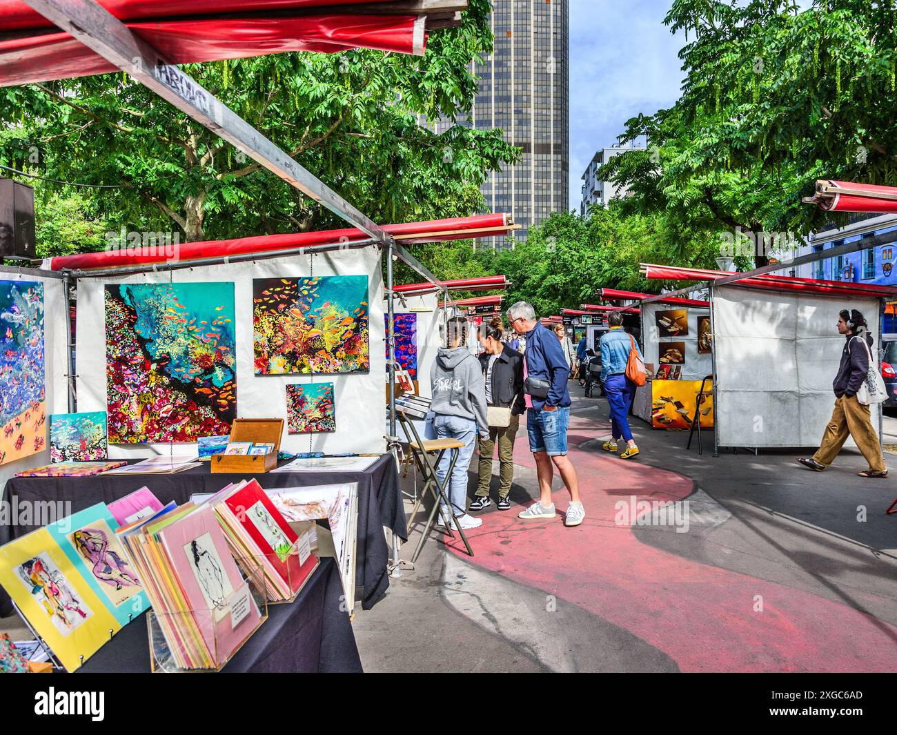 Artiste et oeuvres au marché de l'art du dimanche de Montparnasse - Boulevard Edgard Quinet, Paris 75014, France. Banque D'Images